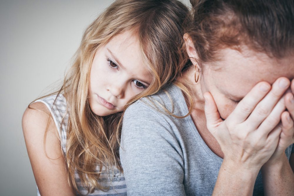 meisje troost verdrietige moeder - effect van scheiden op een kind